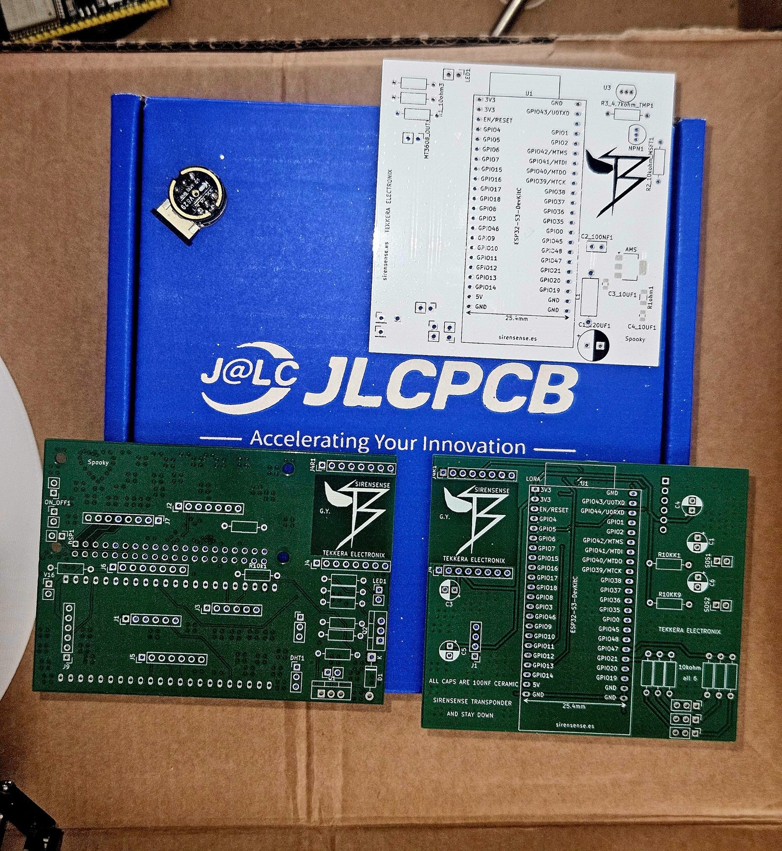 PCB propias fabricadas para los nodos de techo y cabina de SirenSense